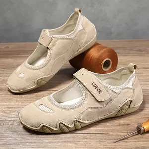 Detalle de zapato de cuero beige con malla y cierre de velcro LDECK para exterior