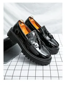 Détail de mocassins pour hommes en cuir verni noir avec glands et semelles épaisses