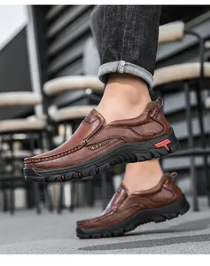Vue détaillée d'une chaussure en cuir marron avec semelle extérieure antidérapante