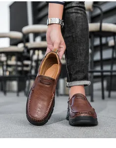 Détail d'un mocassin en cuir marron foncé avec coutures main et semelle en caoutchouc