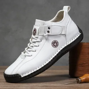 Weiße Herren-Freizeitschuhe aus Leder mit Kontrastsohle und handgefertigten Nähten