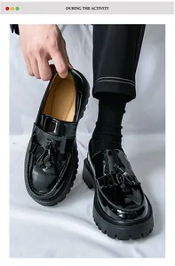 Détail de mocassins en cuir verni noir avec glands et semelle plateforme épaisse