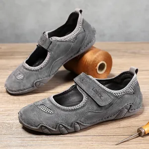 Detalle de zapatillas Mary Jane de cuero gris con paneles de malla y cierre de velcro