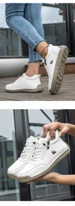 Detalle de zapatos de cuero blanco para mujer con costuras a mano y cremallera