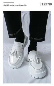 Détail de mocassins à gland en cuir verni blanc avec semelles crantées