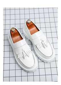 Détails de mocassins à plateforme blancs brillants avec des franges élégantes et glands