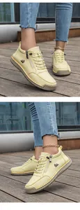 Detalle de zapatos planos amarillos con costuras a mano y cierre de cremallera lateral