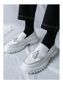 Détails des mocassins plateforme en cuir verni blanc avec glands et semelle crantée