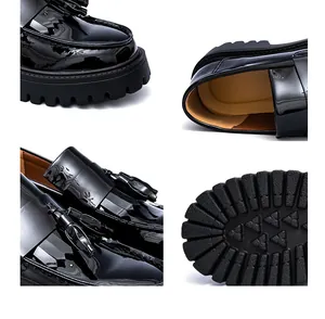 Détails de mocassins en cuir verni noir brillant avec glands et semelles épaisses