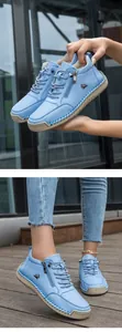 Vista detallada de zapatos informales de cuero azul claro con costuras a mano y cremallera