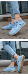 Detalle de zapatos casuales de cuero azul claro con costuras a mano y cremallera lateral