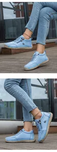 Detalle de zapatos planos casuales en cuero azul con cremallera y costuras de contraste