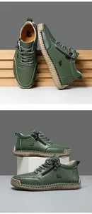 Detalle de las costuras a mano y cremallera lateral en zapatos de cuero verde militar