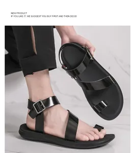 Detail von glänzenden schwarzen Herren-Sandalen mit Silberschnalle und Zehensteg