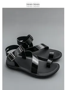 Detailansicht schwarzer Zehenring-Sandalen mit glänzenden Riemen und Silberschnallen