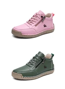 Detalle de zapatos altos de cuero cosidos a mano con cremallera lateral y suela goma