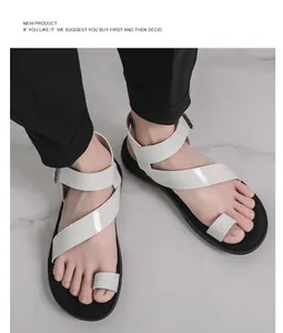 Detail von Herren-Sandalen mit weißen Kreuzgurten, Zehenschlaufe und verstellbarer Schnalle