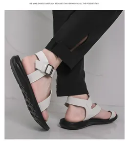 Nahaufnahme von Herren-Sport-Sandalen mit Kunstlederriemen und dicker EVA-Sohle