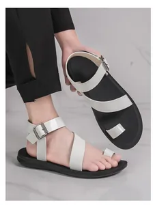 Makro-Detail der Herren-Sandalen in Schwarz-Weiß mit einer silbernen Metallschnalle