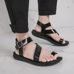 Stilvolle Herren-Sandalen aus schwarzem Leder mit Zehenring und verstellbaren Riemen