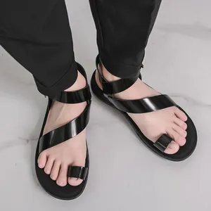 Schwarze glänzende Herren-Zehensandalen mit Knöchelriemen im modischen Minimalismus-Stil