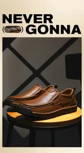 Detail brauner Leder-Slipper mit weißen Kontrastnähten auf einem hölzernen Hocker