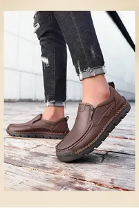 Detailansicht brauner Leder-Loafer mit Handnähten und grauer Gummisohle für Herren