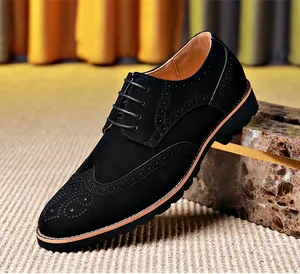 Nahaufnahme schwarzer Brogue-Schuhe aus Wildleder mit feinen Flügelkappen-Details