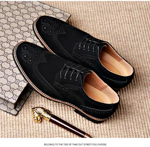 Makroansicht schwarzer Budapester Schuhe aus Wildleder mit klassischen Flügelkappen