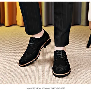 Detailansicht der schwarzen Brogue-Wildlederschuhe mit Flügelkappe und dicker Sohle