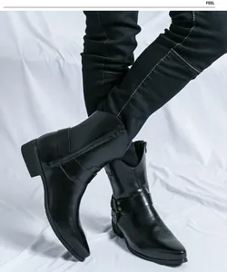 Seitenansicht der schwarzen spitzen Lederstiefel mit Reißverschluss und Schnalle