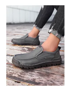 Detail von dunkelgrauen Leder-Slippern mit Handnaht und seitlichen Perforationen