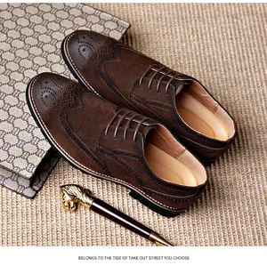 Detailaufnahme dunkelbrauner Brogue-Schuhe aus Wildleder mit klassischer Flügelkappe