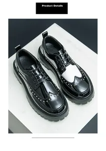 Nahaufnahme der schwarz-weißen Lackleder-Brogues mit Metallnieten-Details und Plateausohle