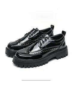 Details von Lacklederschuhen mit Goldnieten und robuster Plateau-Gummisohle für Herren