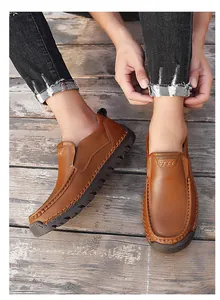 Makro-Detail von braunen Leder-Loafers mit Kontrastnähten und robuster Gummisohle