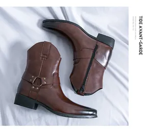 Nahaufnahme brauner Lederstiefel mit Reißverschluss, Metallschnallen und Nieten-Details