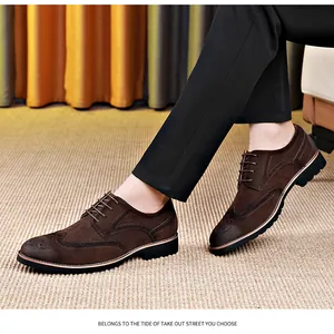 Makro-Detail von dunkelbraunen Brogue-Schuhen aus Wildleder mit klassischen Zierperforationen