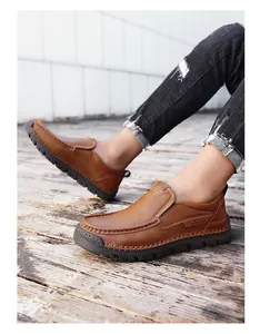 Makro-Detail brauner Leder-Slipper für Herren mit robuster Gummisohle und Handnaht-Verarbeitung