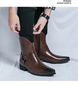 Detailansicht der dunkelbraunen Leder-Stiefeletten mit Metallschnalle und seitlichem Reißverschluss