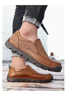Detailaufnahme brauner Leder-Loafer mit handgefertigten Nähten und Gummisohlen