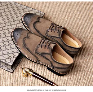 Nahaufnahme brauner Brogue-Schuhe aus Wildleder mit klassischen Budapester-Mustern