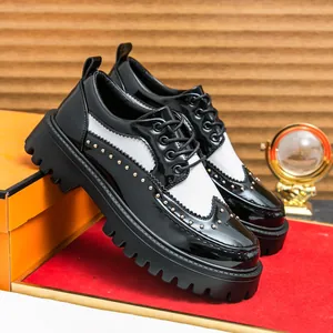 Scarpe brogue uomo bianche e nere con zeppa, borchie dorate e suola carrarmato