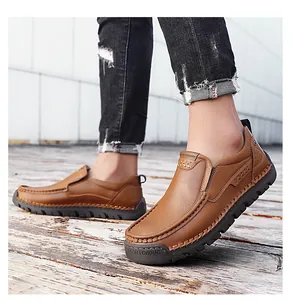 Detailansicht brauner Leder-Loafer mit sichtbarer Handnaht und strapazierfähiger Gummisohle