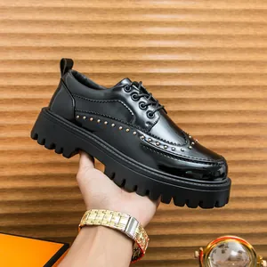 Scarpe derby da uomo in pelle verniciata nera con borchie dorate e suola spessa