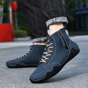 Details von dunkelblauen Nubuk-High-Top-Boots mit Reißverschluss und Kontrastnaht