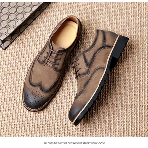 Detail von Vintage-Brogue-Schuhen mit feinen Wingtip-Lochungen und edler Lederstruktur