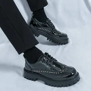 Scarpe derby da uomo con zeppa in pelle verniciata nera e dettagli con borchie dorate