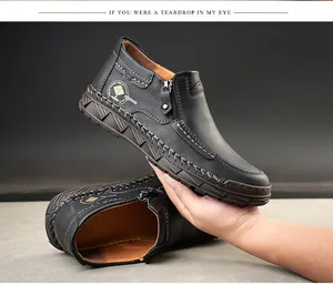 Detail der handgenähten Nähte und des Seitenreißverschlusses an einem schwarzen Herrenstiefel
