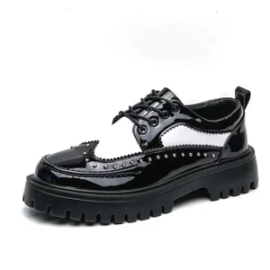 Scarpe stringate da uomo con plateau in pelle verniciata bicolore e borchie dorate